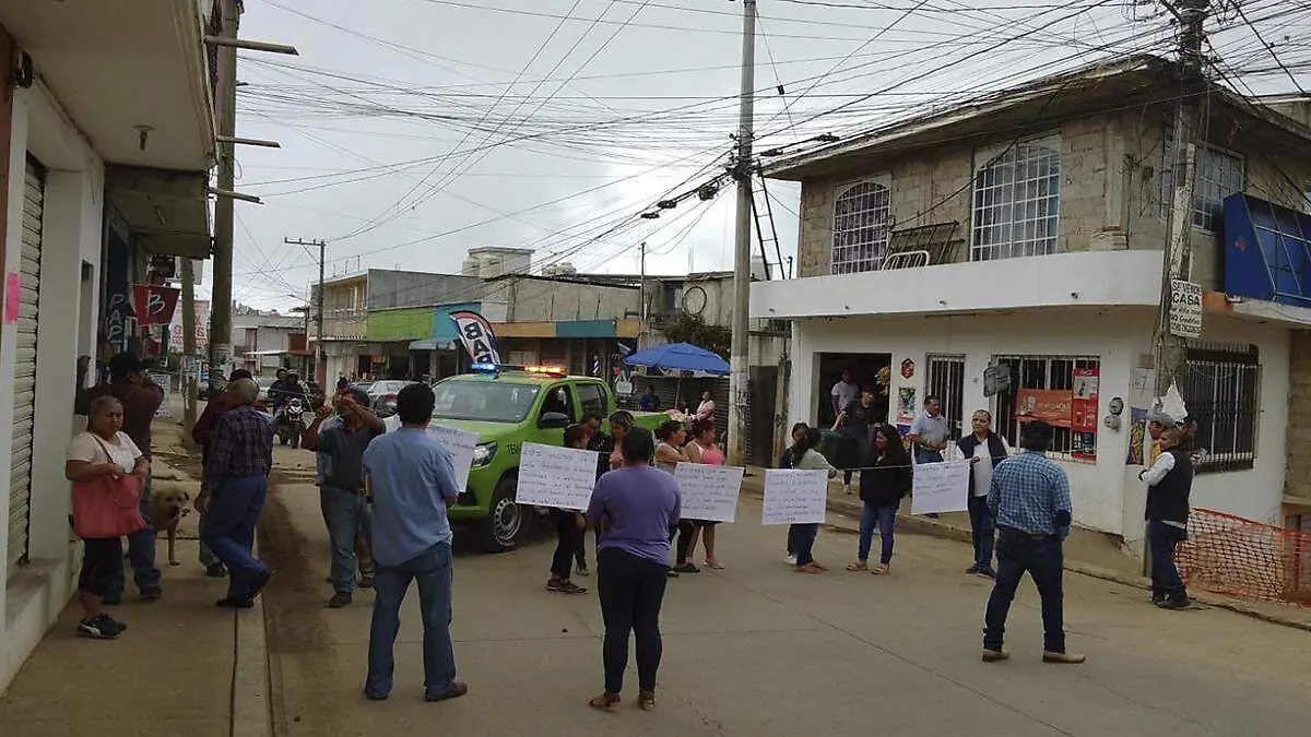 Vecinos bloquean calle de camino antiguoa Chiltoyac